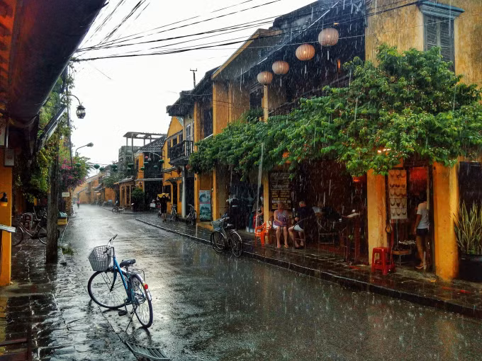 Mưa giông khắp Trung và Nam Bộ, nhiều nơi mưa to -0