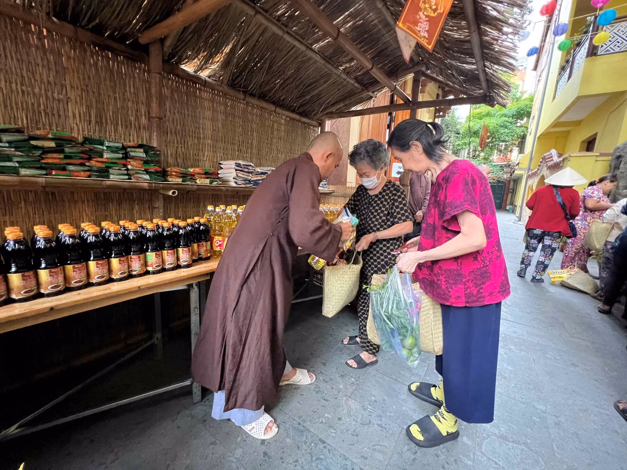 Nhiều “Siêu thị 0 đồng” giúp người dân hoàn cảnh khó khăn có Tết -0