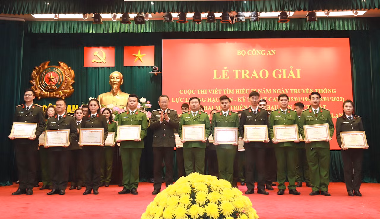 Trao giải Cuộc thi viết tìm hiểu về 75 năm Ngày truyền thống lực lượng Hậu cần - Kỹ thuật CAND -0