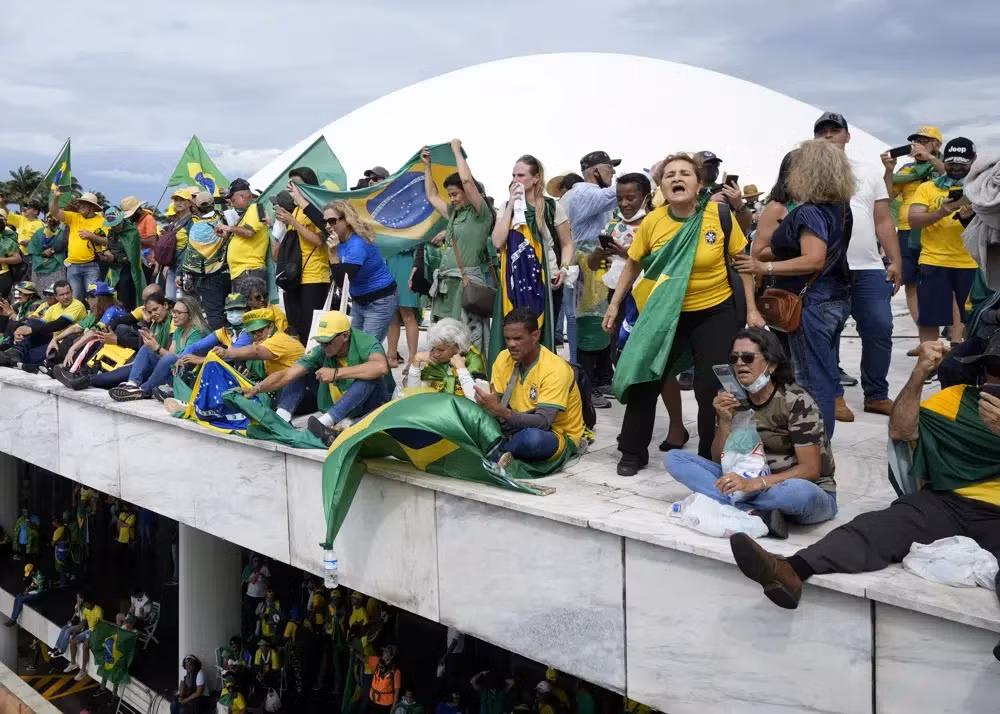 Thủ đô Brazil thất thủ, người biểu tình tràn vào phá hoại dinh tổng thống - 2
