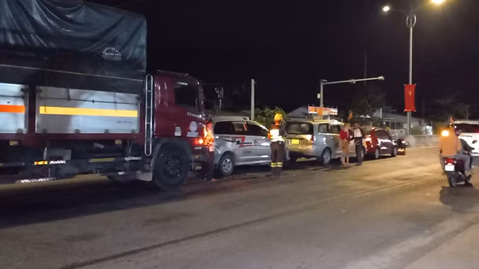 4 xe ô tô va chạm liên hoàng trên quốc lộ 1A -0