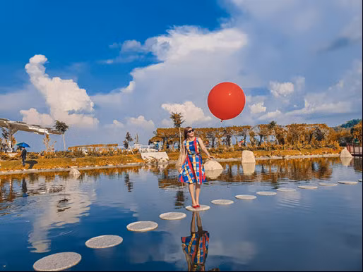 3.thản bước trên từng phím đá hồ thiên cảnh.jpg -0
