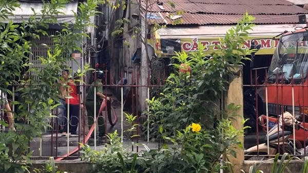 Giải cứu người phụ nữ bị kẹt trong đám cháy