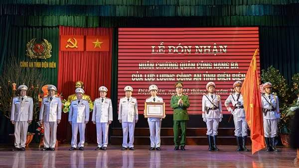 Công an tỉnh Điện Biên đón nhận Huân chương Quân công hạng Ba