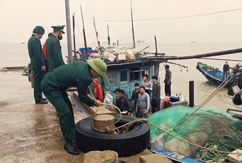 Liên tiếp cứu sống nhiều ngư dân tàu cá gặp nạn trên biển -0