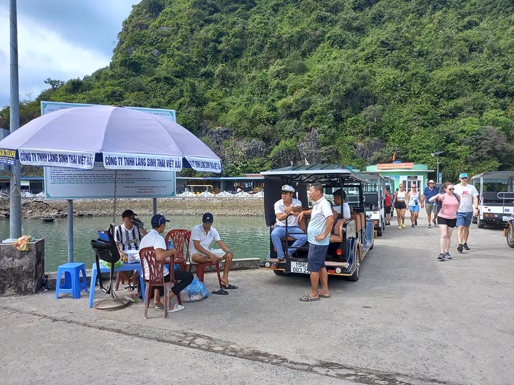 Người lái đò làng chài Việt Hải -0