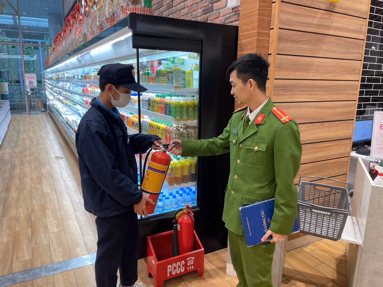 Cảnh sát PCCC Hà Nội tích cực kiểm tra để loại trừ mối lo hỏa hoạn trong dịp Tết -1