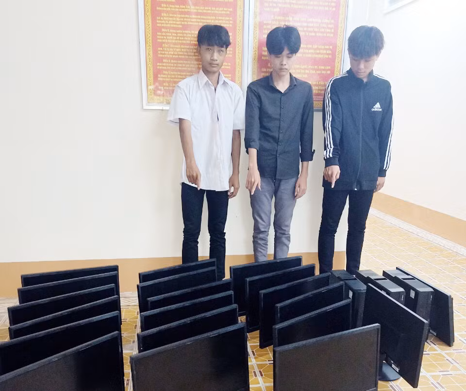 Không có tiền, học sinh vào trường trộm tài sản -0