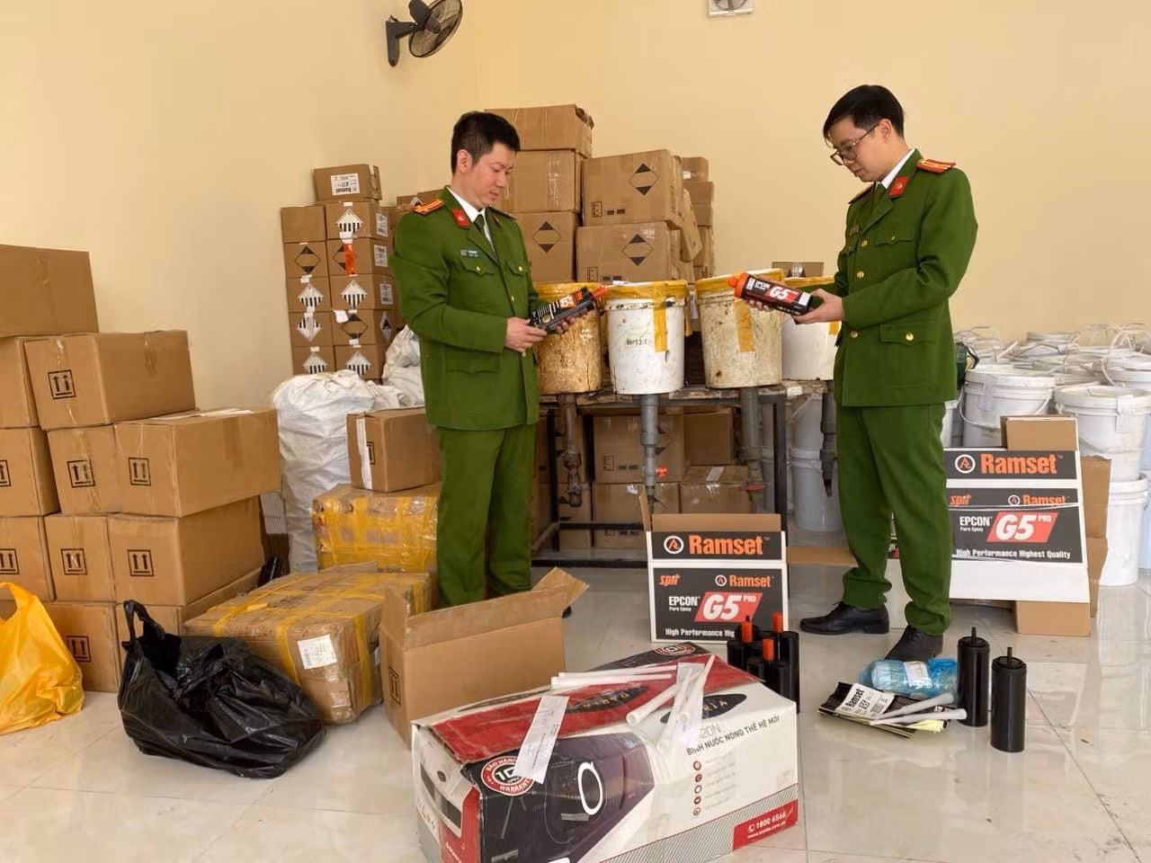 Bắt ổ nhóm “ hô biến” keo giả thành keo dán chất lượng cao -0