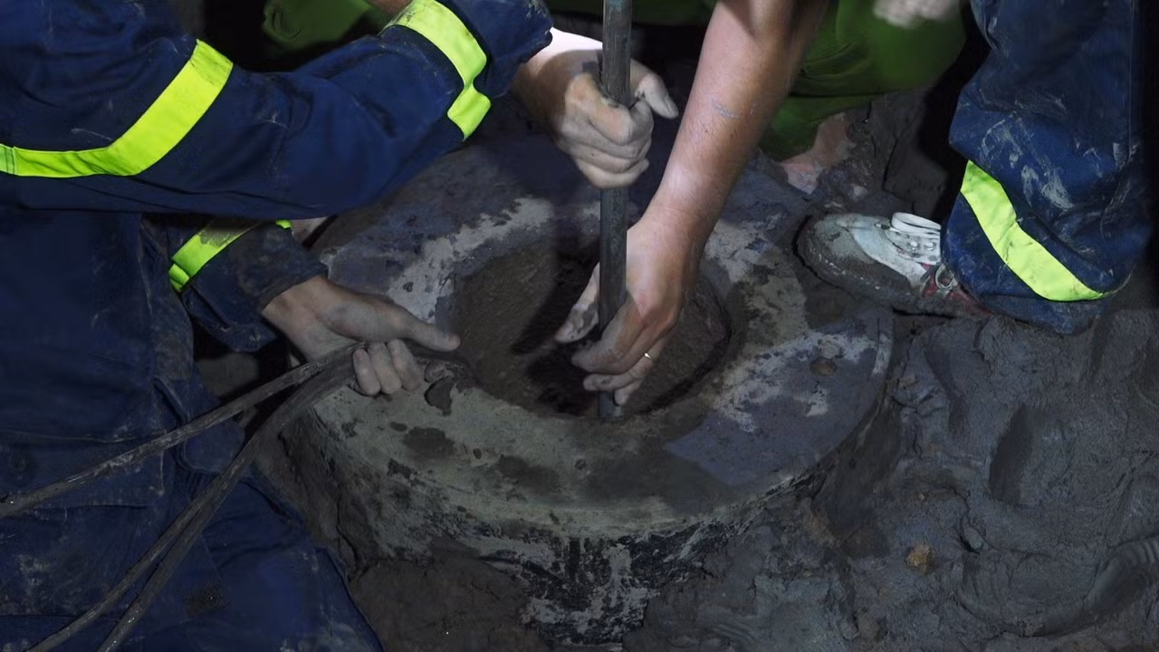 Vẫn đang tích cực công tác cứu hộ, giải cứu nạn nhân bị lọt vào trụ bê-tông ở Đồng Tháp -0
