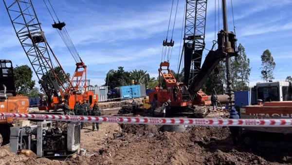 Việc giải cứu ở Đồng Tháp gặp khó khăn, chưa nhổ được cọc bê tông