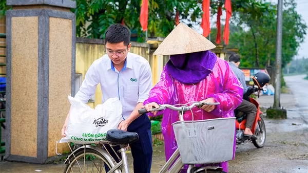 Bà con miền Trung hân hoan đón năm mới cùng hàng nghìn phần quà Tết từ Huda
