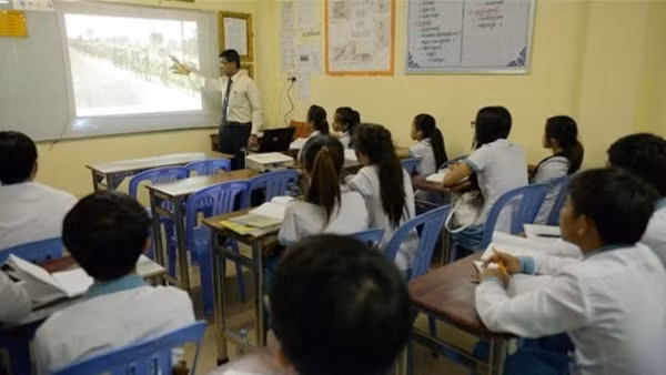 Tội lỗi của lý thuyết và dấu hỏi văn chương trong nhà trường