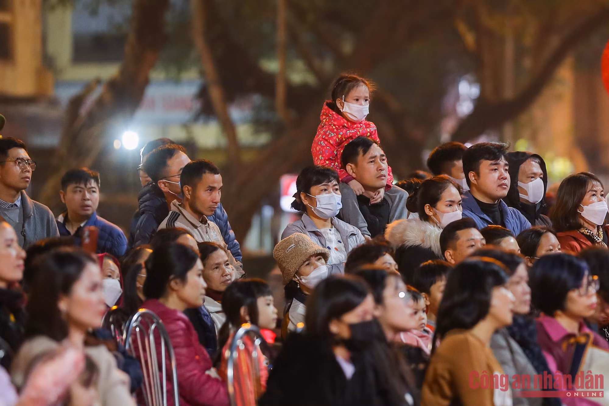 Đêm nhạc giàu cảm xúc dưới chân tượng đài CAND "Vì nước quên thân, vì dân phục vụ" ảnh 6 Đoàn nghi lễ CAND biểu diễn tại phố đi bộ Trần Nhân Tông -0