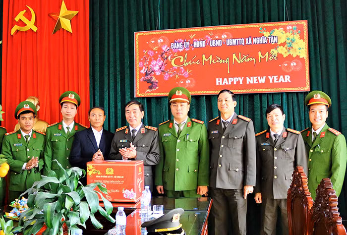 Thứ trưởng Trần Quốc Tỏ thăm và làm việc tại Công an Nam Định -0