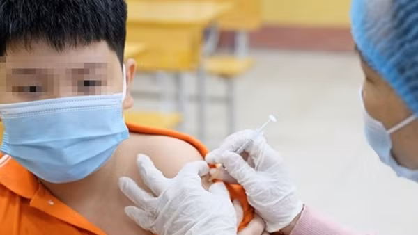 Xuất hiện biến thể mới, TP Hồ Chí Minh tiêm phòng COVID-19 xuyên Tết