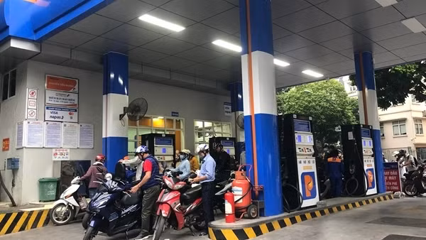 Xăng dầu tăng giá từ 330 đồng- 1.100 đồng/lít