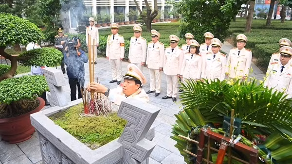 Đảng ủy Công an Trung ương - Bộ Công an, dâng hương, tưởng niệm Chủ tịch Hồ Chí Minh
