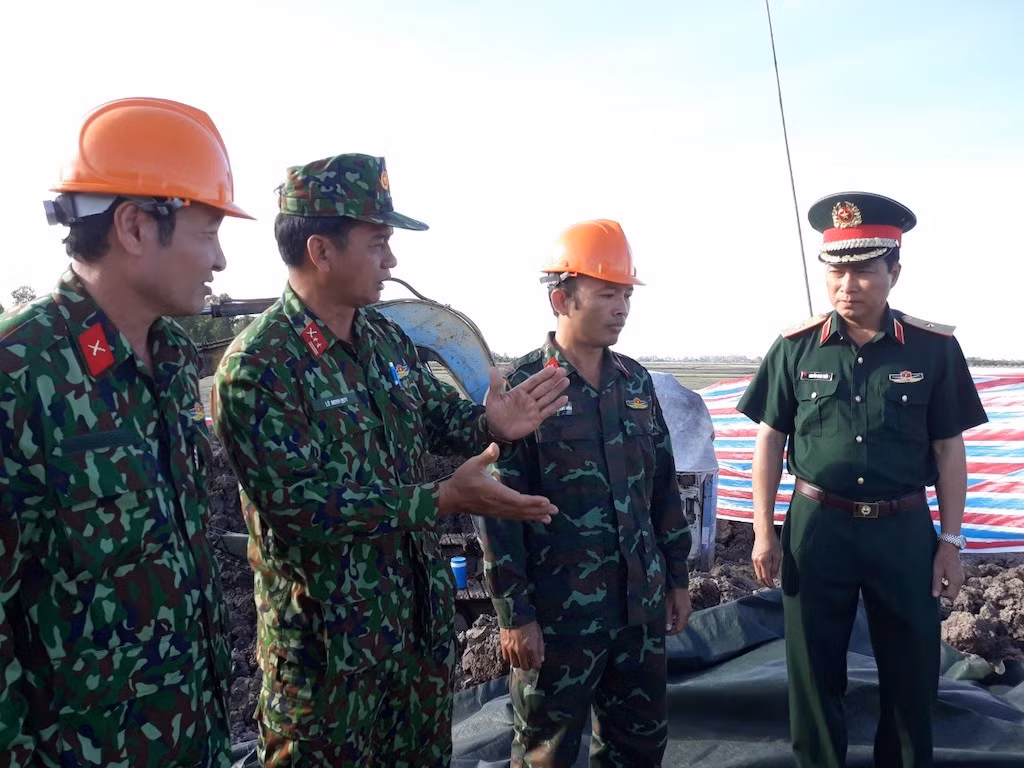 Vẫn chưa nhổ cọc bê tông để giải cứu cháu bé ở Đồng Tháp -0