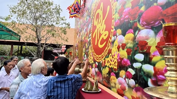 Tri ân tiền nhân và tôn vinh nghề trồng hoa kiểng Sa Đéc