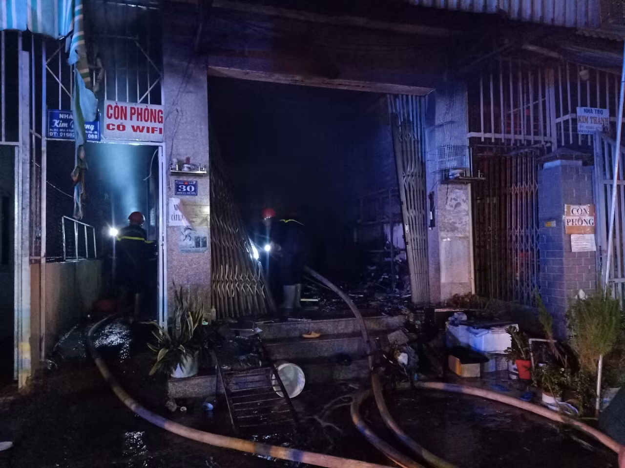Giận vợ đốt xe cháy luôn nhà trọ -0