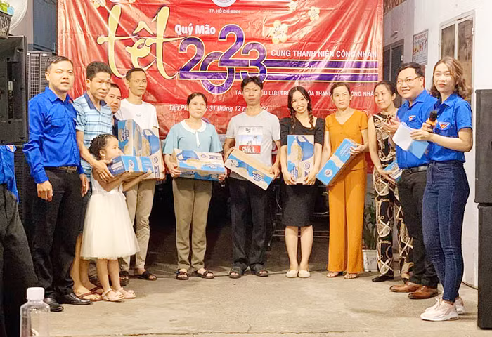 Những người không về Tết -0