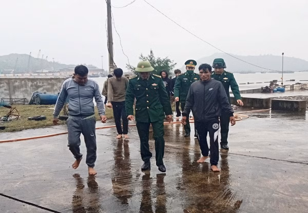 Liên tiếp cứu sống nhiều ngư dân tàu cá gặp nạn trên biển -0
