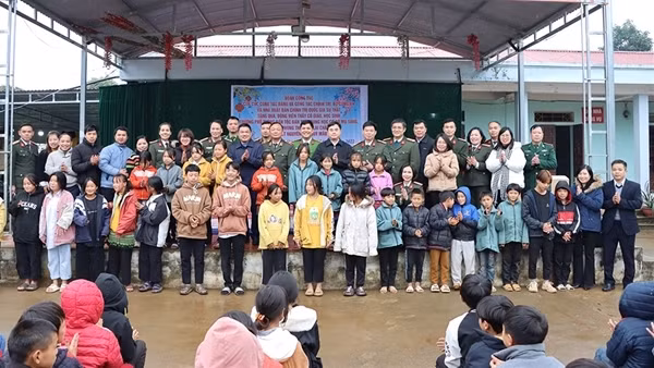 Cục Công tác đảng và công tác chính trị thăm hỏi, động viên cán bộ được điều động về Công an xã biên giới