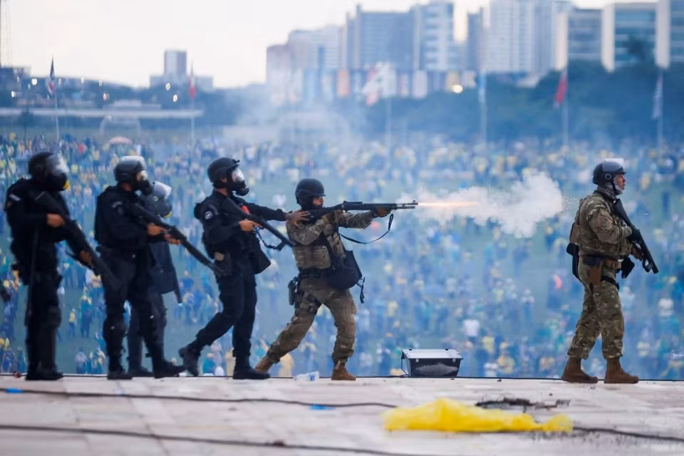 Thủ đô Brazil thất thủ, người biểu tình tràn vào phá hoại dinh tổng thống - 3