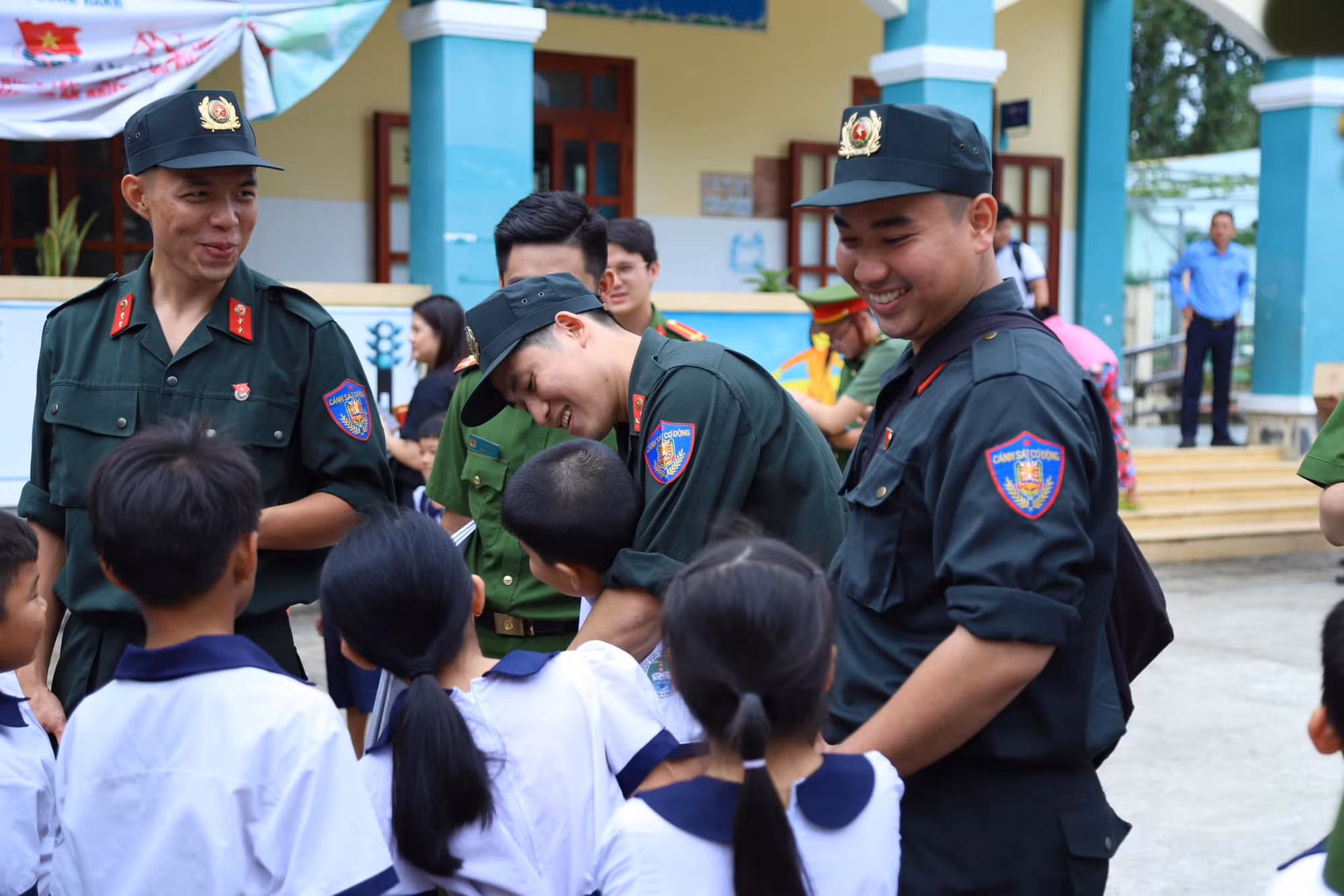 Tuổi trẻ Công an TP Hồ Chí Minh và “Hành trình nghĩa tình biên giới, hải đảo” xuân Quý Mão -1