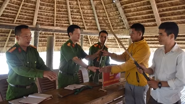Vận động, thu hồi vũ khí, vật liệu nổ trong đồng bào vùng cao