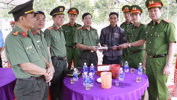 Kịp thời thăm hỏi động viên gia đình CBCS Cảnh sát PCCC hy sinh