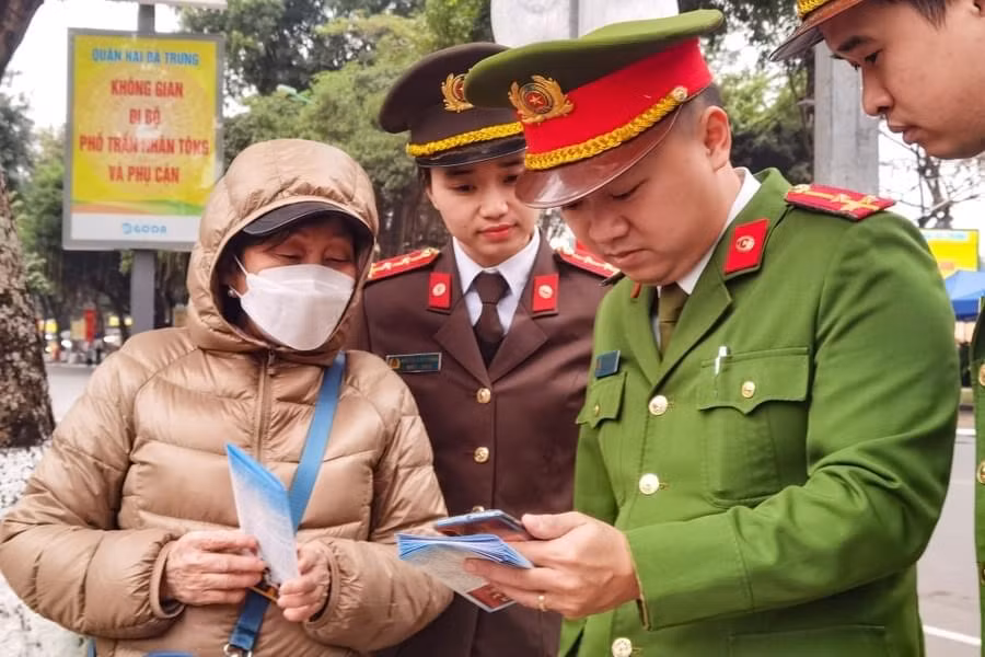 Người dân vui mừng khi sổ hộ khẩu giấy chính thức bị 