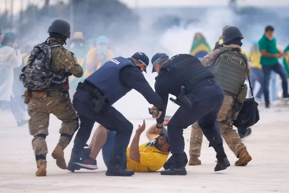 Thủ đô Brazil thất thủ, người biểu tình tràn vào phá hoại dinh tổng thống - 2