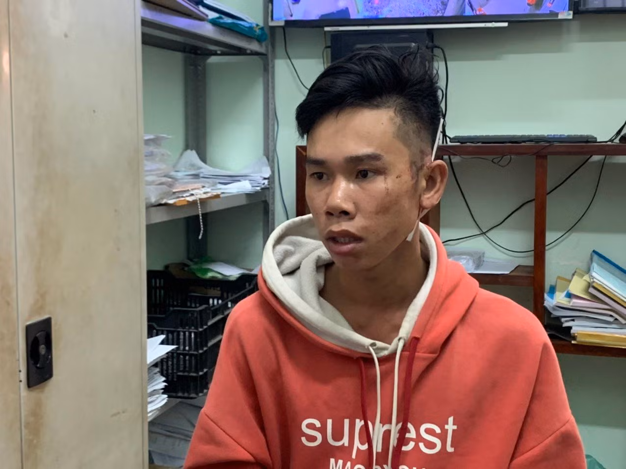 Mâu thuẫn hát karaoke bằng loa kẹo kéo, hai người thương vong -0
