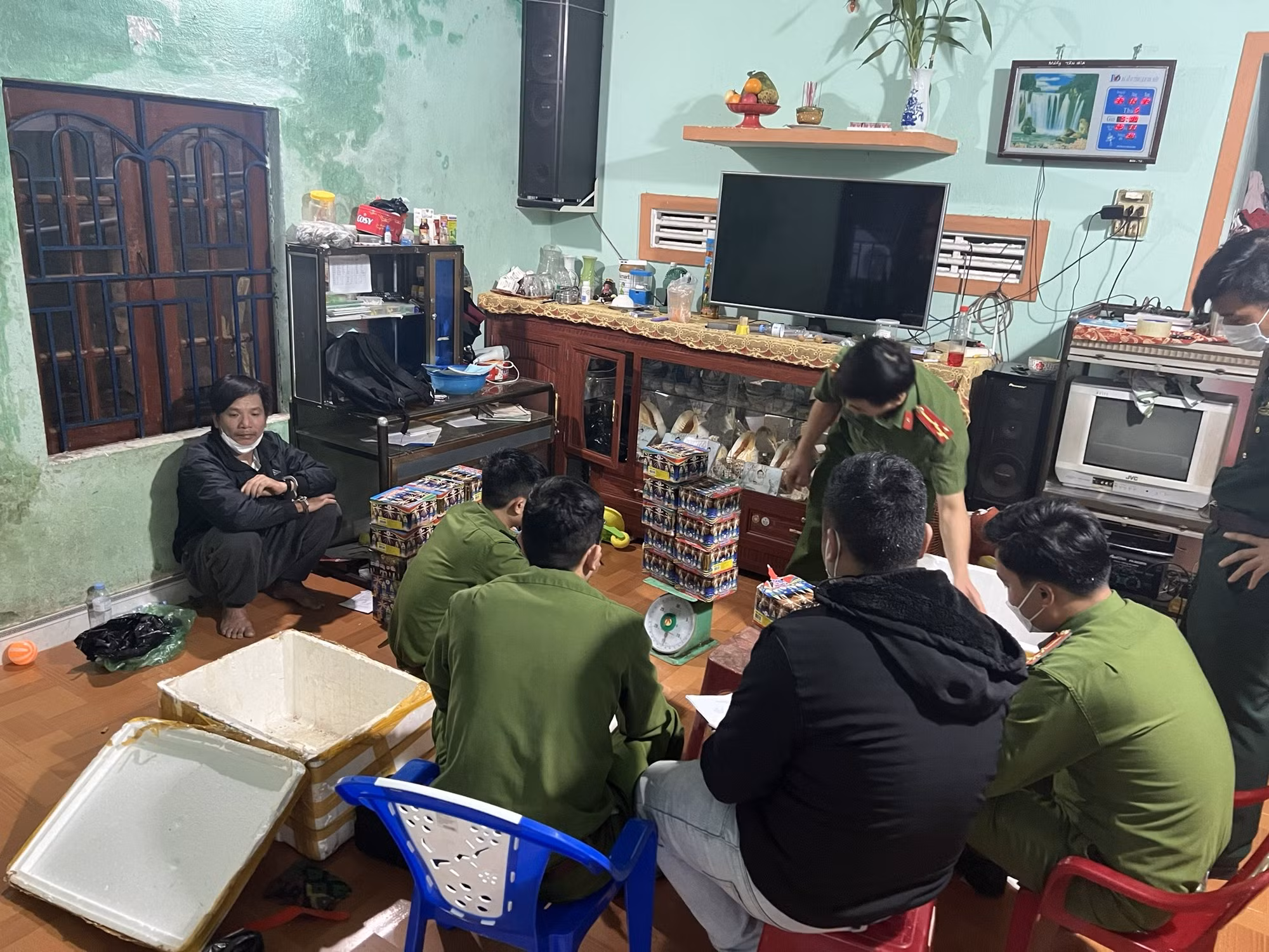 Quảng Ngãi: Bắt sòng bạc phát hiện ổ pháo lậu -0