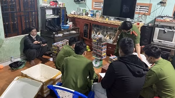 Bắt sòng bạc, phát hiện ổ pháo lậu