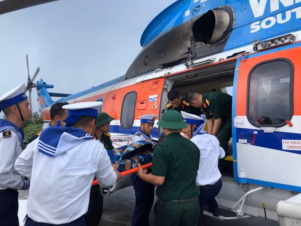 Điều trực thăng bay ra Trường Sa đưa chiến sĩ bị tai nạn về đất liền -0