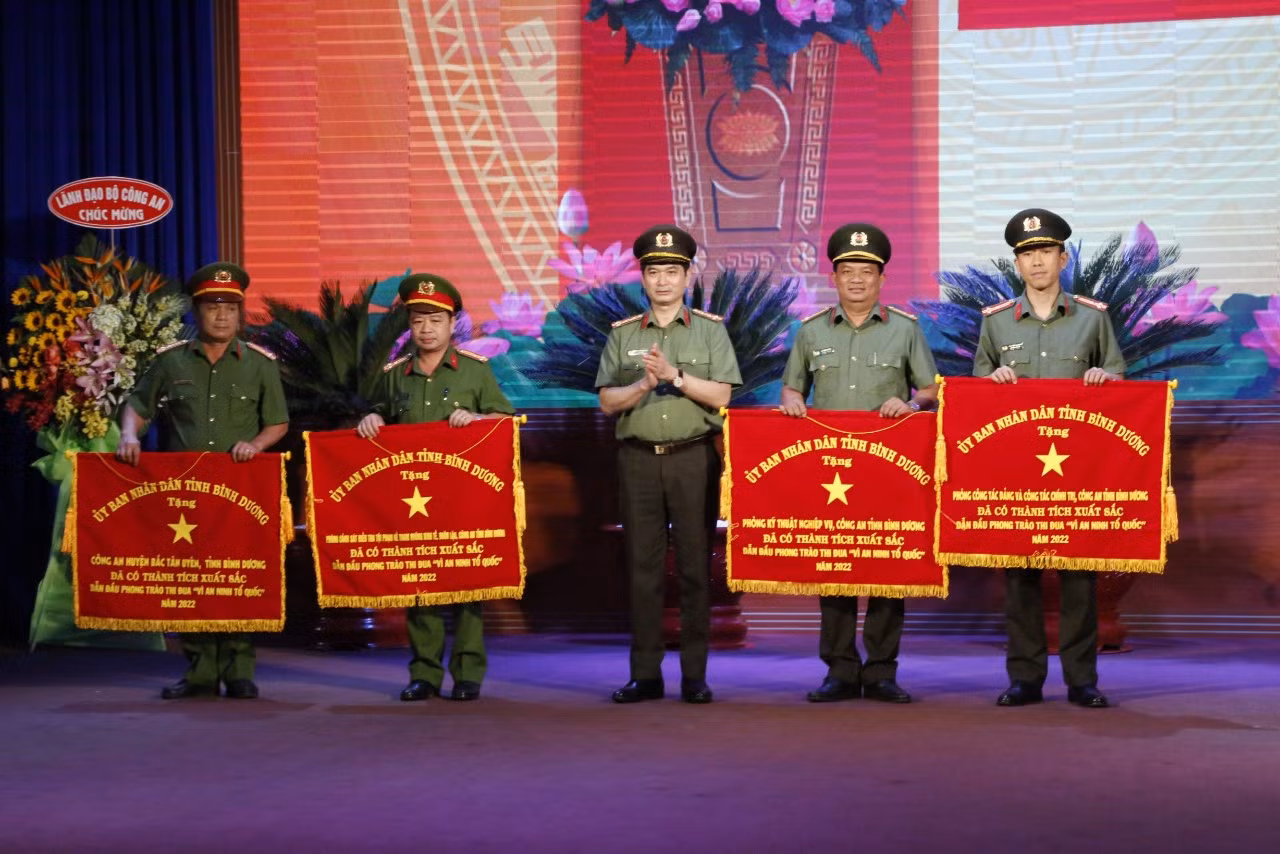 Tổ tuần tra đặc biệt 171 góp phần kéo giảm tội phạm đường phố ở Bình Dương -0