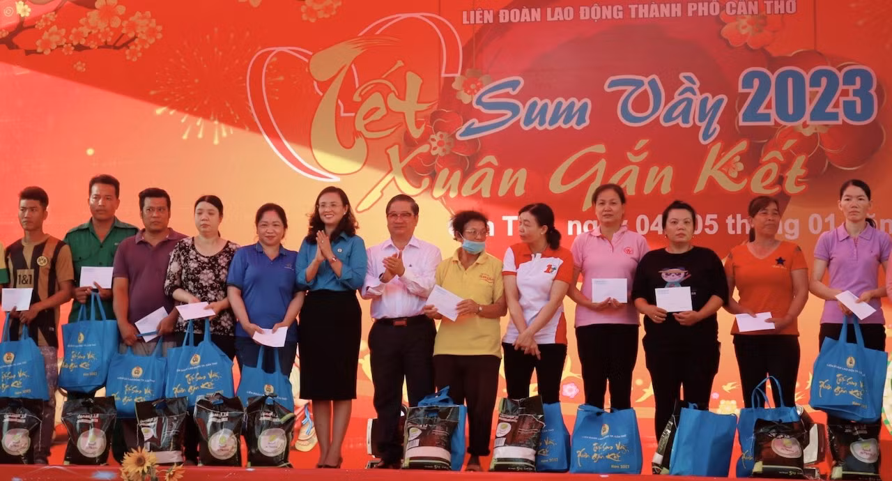 Cần Thơ trao tặng hơn 10.000 phần quà cho đoàn viên, người lao động -0
