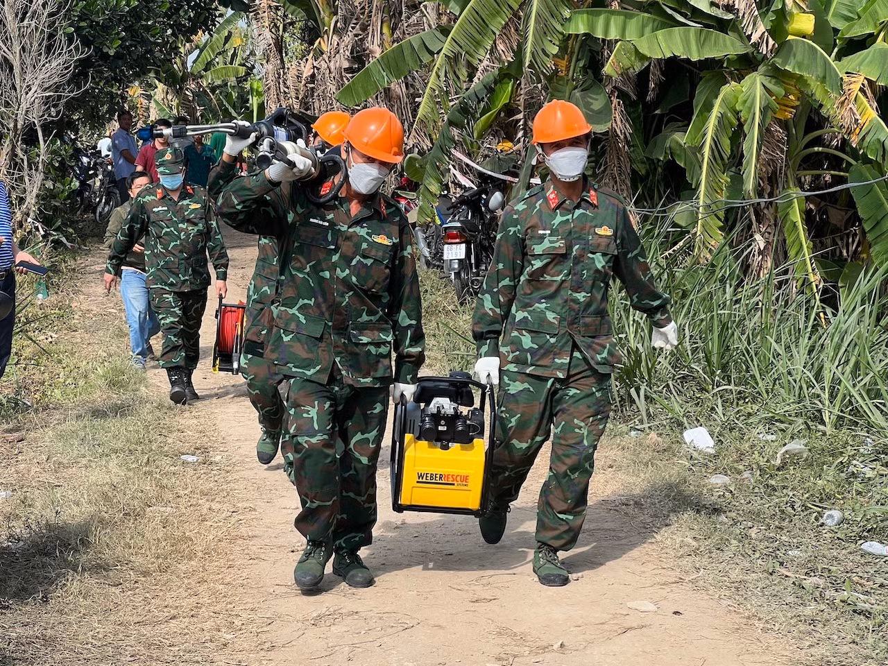 Toàn cảnh hơn 68h giải cứu bé trai bị lọt vào lòng cọc bê tông tại công trình cầu Rọc Sen ở Đồng Tháp -0