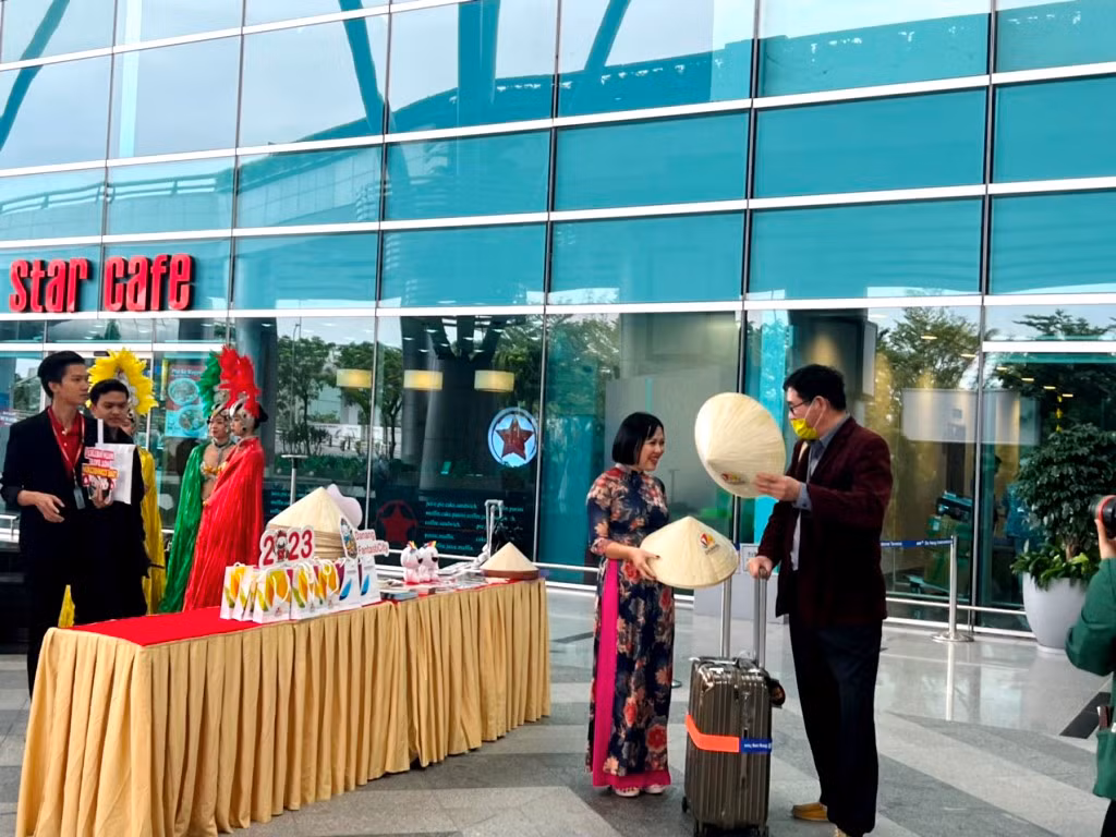 Hàng nghìn du khách trong nước và quốc tế “xông đất” Đà Nẵng ngày đầu tiên năm mới 2023 -2