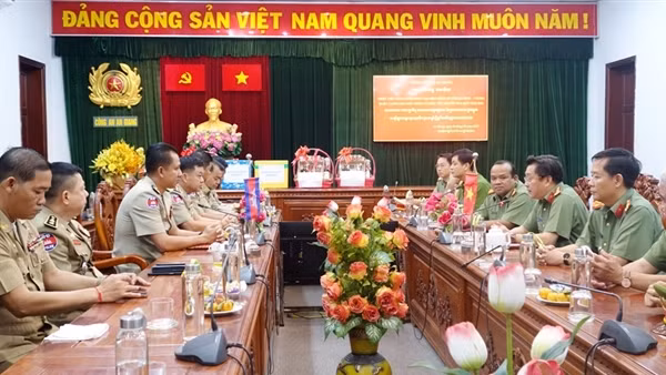 Công an tỉnh Kandal – Vương quốc Campuchia chúc Tết Công an tỉnh An Giang