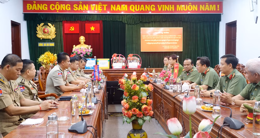Công an tỉnh Kandal – Vương quốc Campuchia chúc Tết Công an tỉnh An Giang -0
