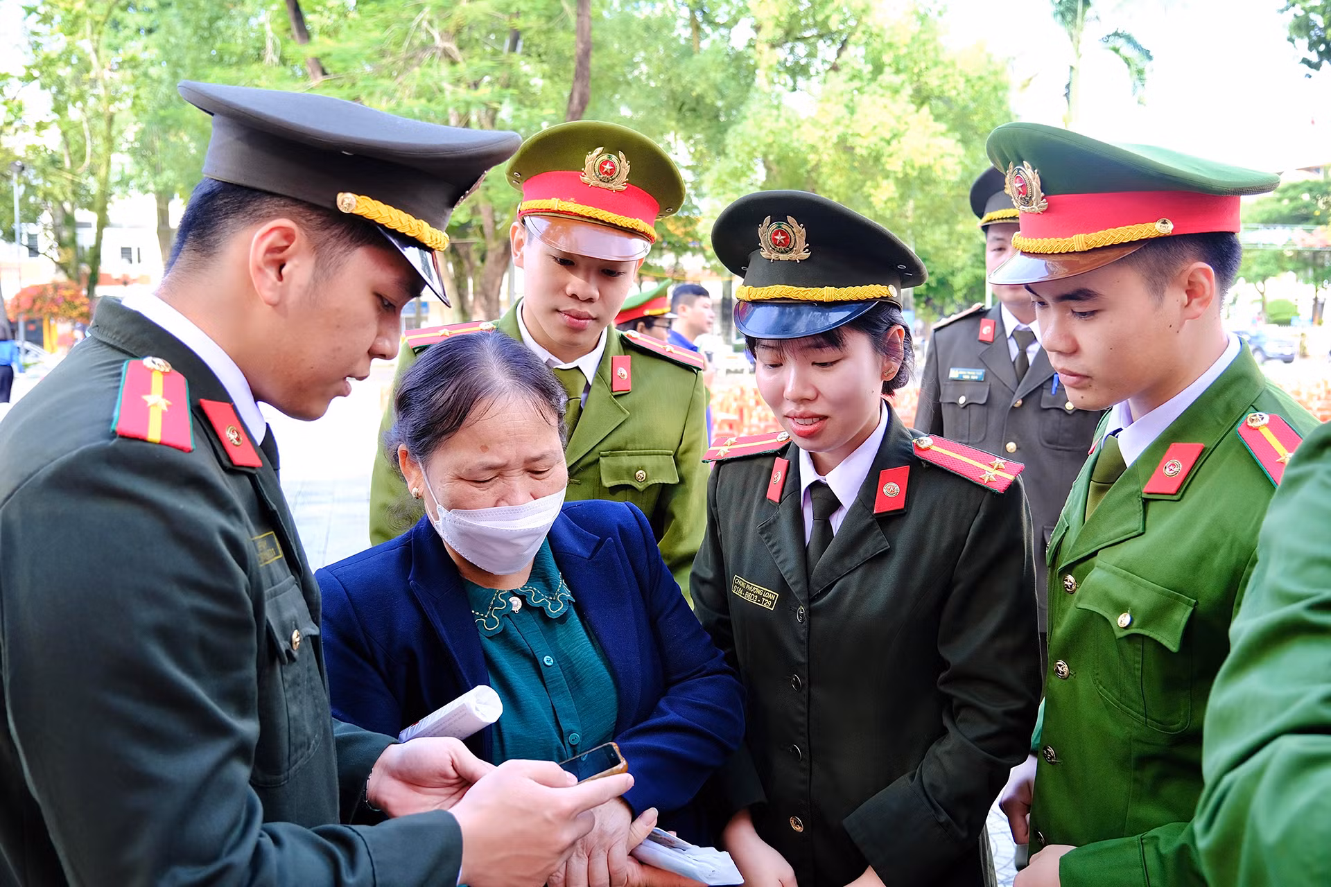 Xây dựng trung tâm dữ liệu quốc gia, lấy người dân là chủ thể phục vụ -0