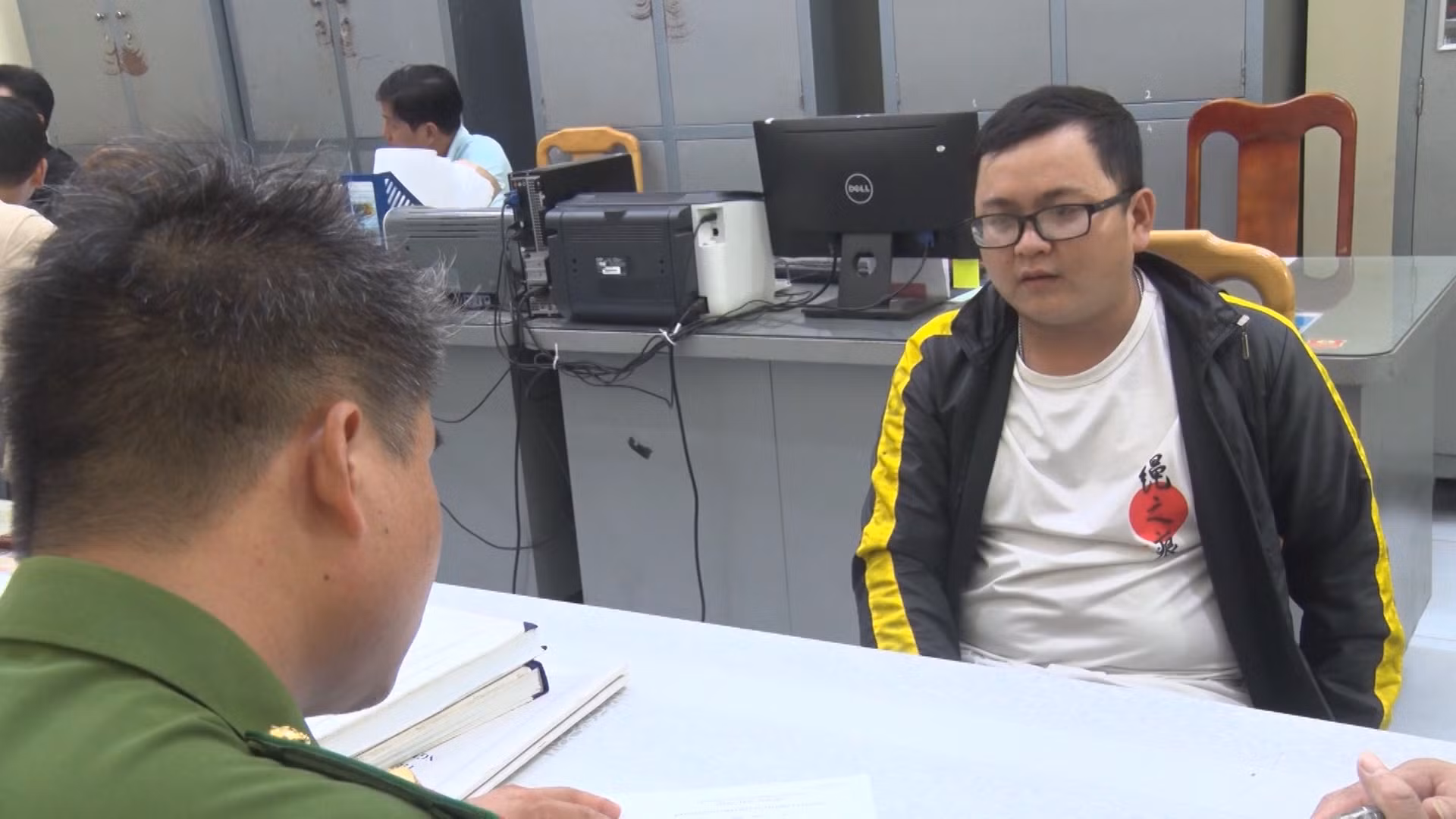 Khởi tố Shiper dùng súng giả xông vào cướp ngân hàng -0