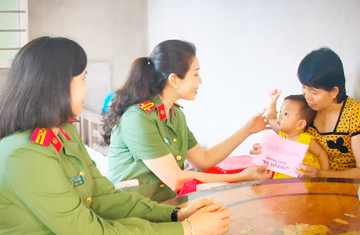 Những người mẹ trong màu áo xanh lam -0