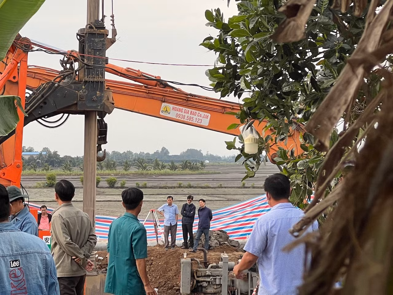 Vẫn đang tích cực công tác cứu hộ, giải cứu nạn nhân bị lọt vào trụ bê-tông ở Đồng Tháp -0