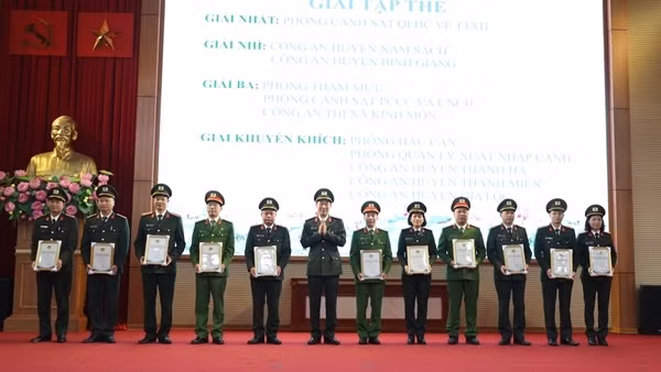 Công an Hải Dương trao giải cuộc thi trực tuyến tìm hiểu Đề án 06