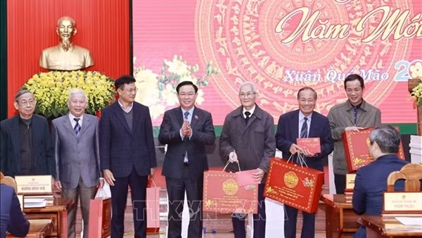 Chủ tịch Quốc hội Vương Đình Huệ chúc Tết tại Quảng Bình